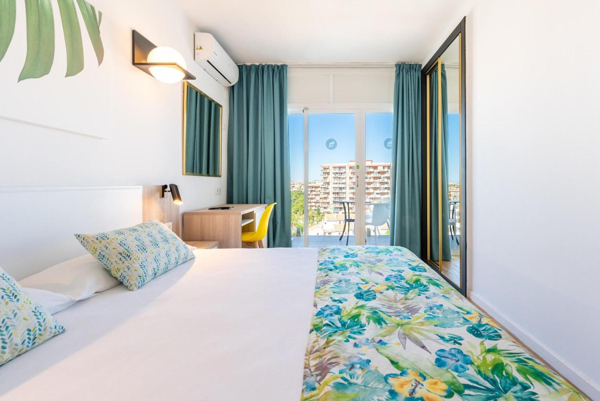 Double Room with Balcony and Sea View