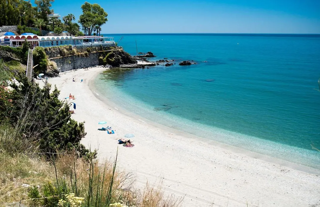 Benal Beach, Superb 2 Bedroom 2 Bathroom Beach Front Apartment Sleeps 6-1
