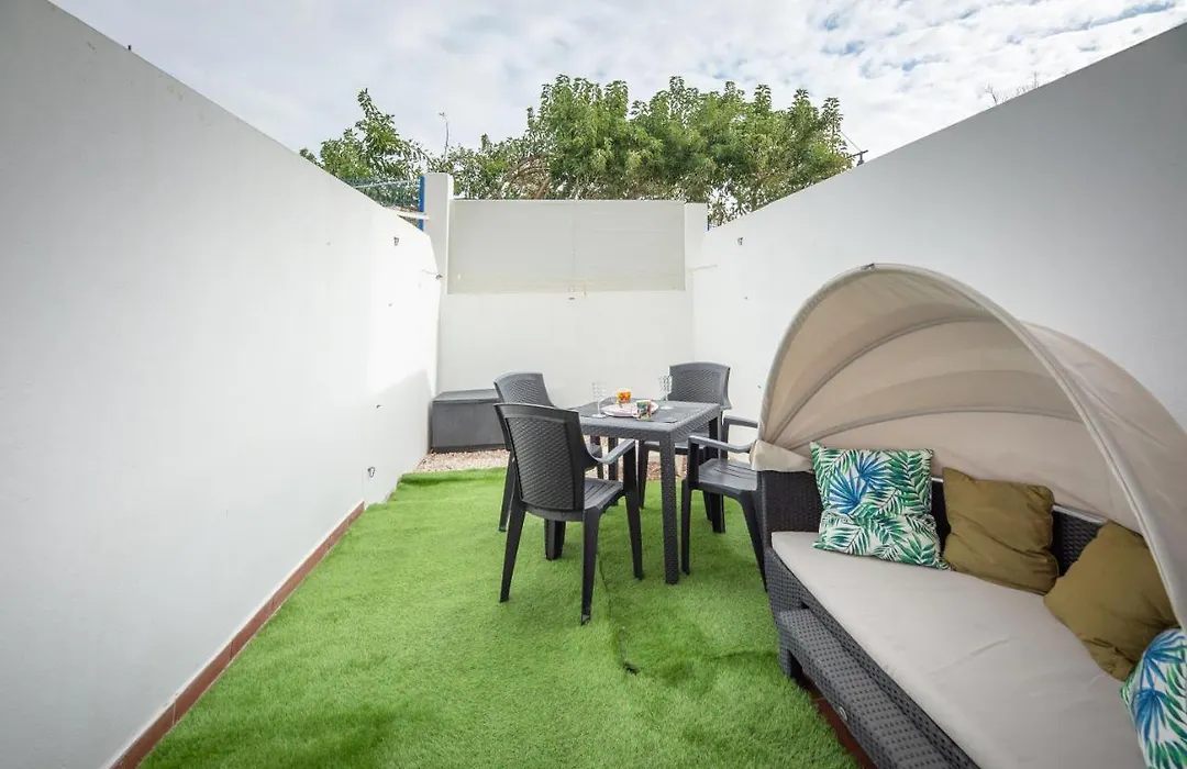 Modern Apartment Next To The Beach, Pets Friendly-1