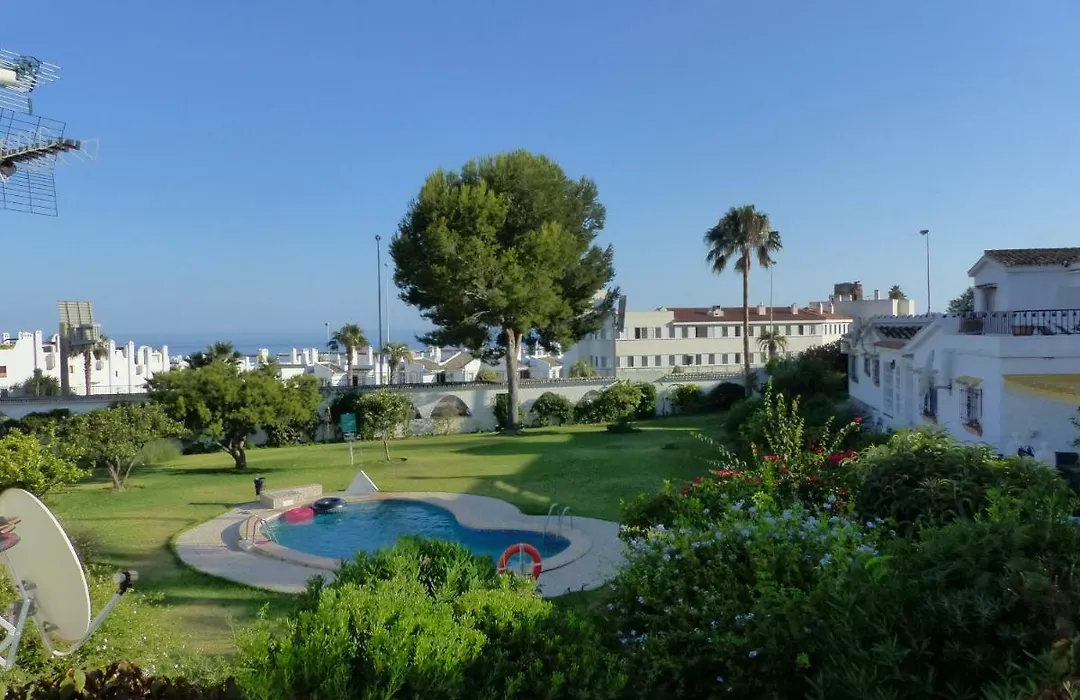 Oceanside Oasis: Beachfront Apartment with Pool and Sea Views-1