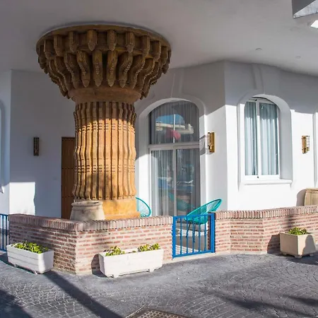 Popeye Suite: Puerto Marina Island Retreat with Rooftop Pool-2