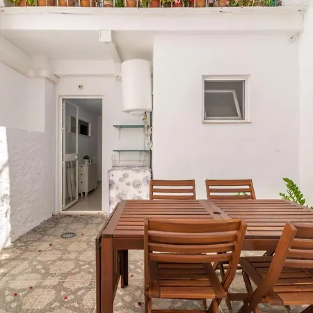 Lovely Cozy 2-Bedroom Residential Home With Patio-2