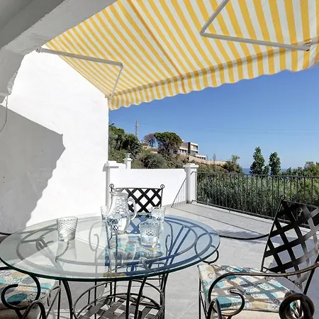 Quaint 2 Bedroom Townhouse With Pool Close To Sea!-3