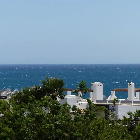 Oceanside Oasis: Beachfront Apartment with Pool and Sea Views-2