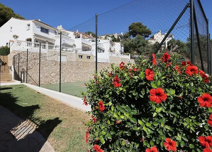Quaint 2 Bedroom Townhouse With Pool Close To Sea! Benalmádena
